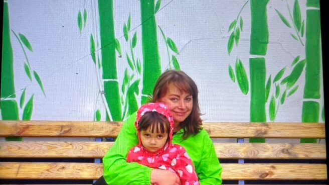 Oksana Lytvynyenko con su hija de cuatro años