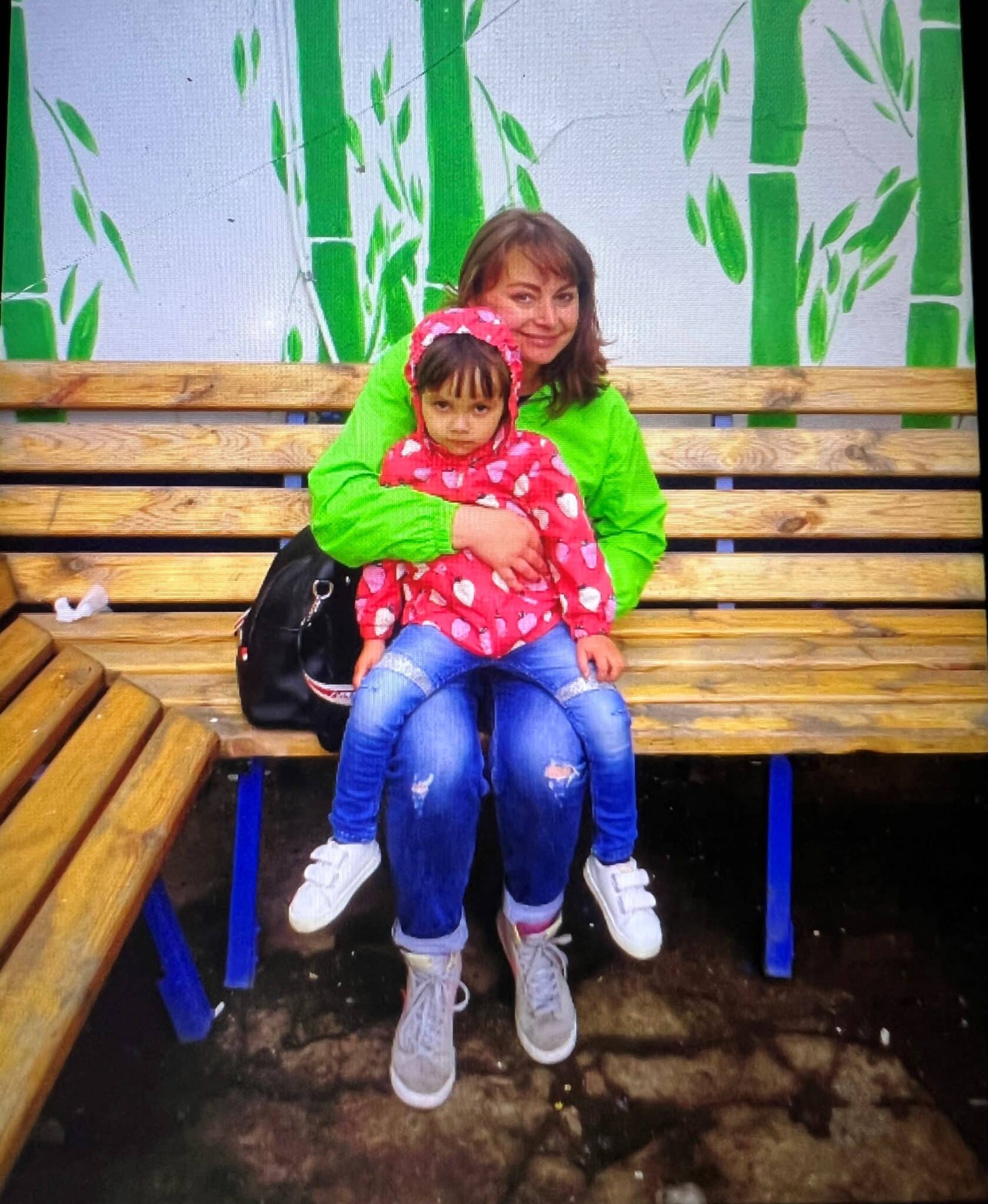Oksana Lytvynyenko con su hija de cuatro años