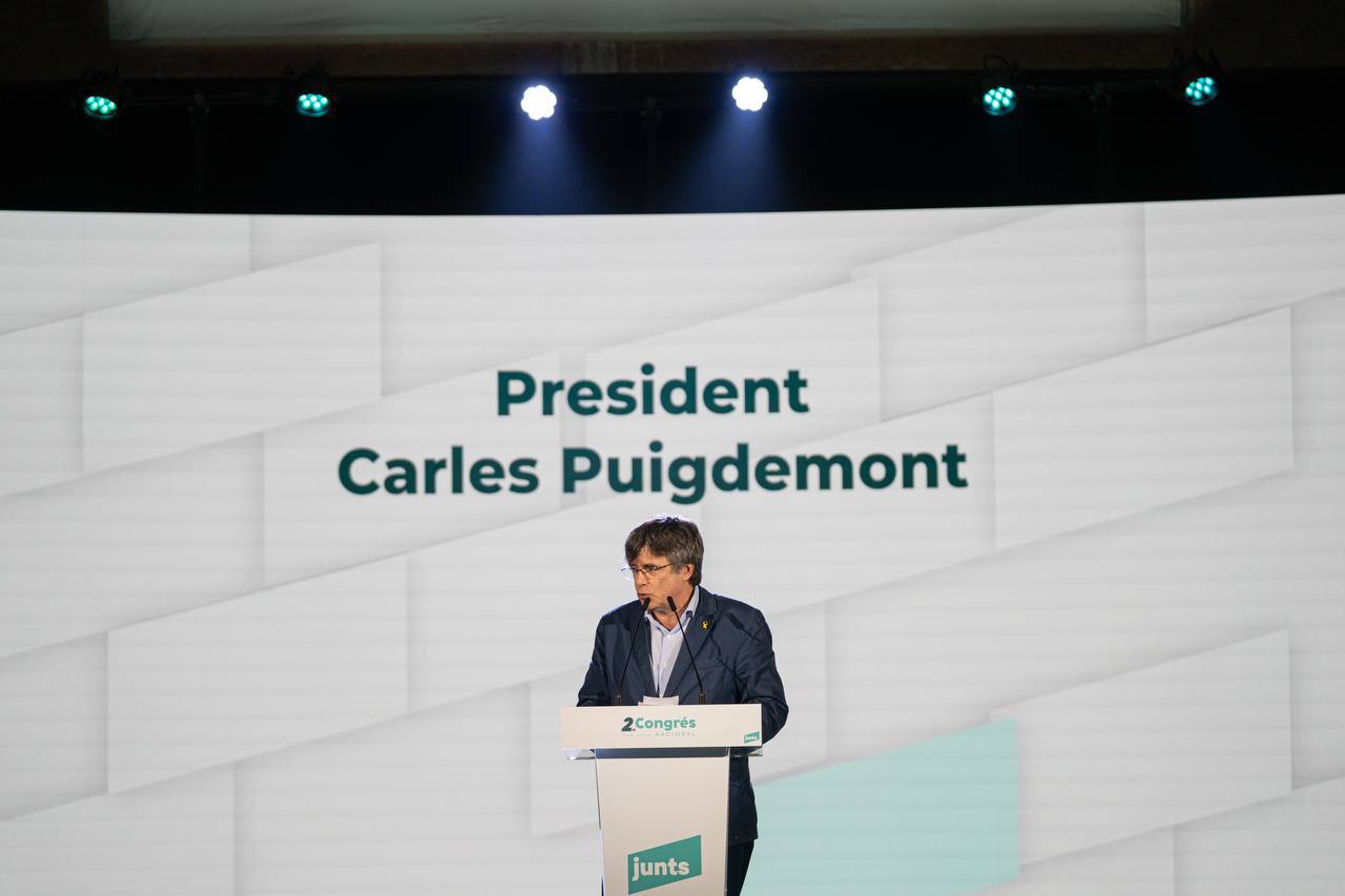 Puigdemont pasa cuentas con los jueces, el Rey, el PSOE y ERC en su adiós a la presidencia de Junts