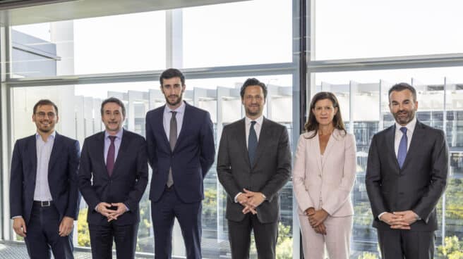 Adjunto os enviamos fotografía tras la firma de la venta. De izquierda a derecha: Charles Portalier (Crédit Agricole Assurances); Josu Jon Imaz, Consejero Delegado de Repsol; Quentin Le-Cloarec (Crédit Agricole Assurances); Peter Schümers (EIP); María Víctoria Zingoni, Directora General de Cliente y Generación Baja en Carbono de Repsol; Roland Dörig (EIP). Adjunto os enviamos fotografía tras la firma de la venta. De izquierda a derecha: Charles Portalier (Crédit Agricole Assurances); Josu Jon Imaz, Consejero Delegado de Repsol; Quentin Le-Cloarec (Crédit Agricole Assurances); Peter Schümers (EIP); María Víctoria Zingoni, Directora General de Cliente y Generación Baja en Carbono de Repsol; Roland Dörig (EIP).