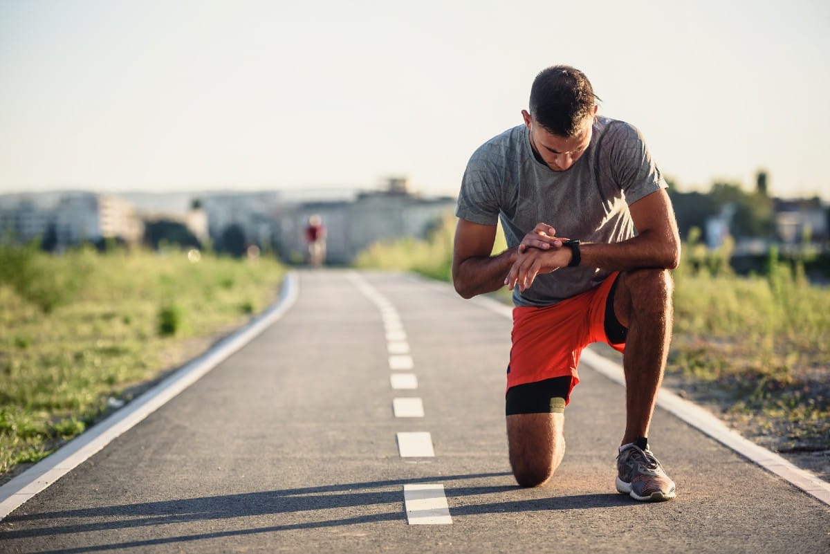 Hombre haciendo deporte y mirando su reloj inteligente