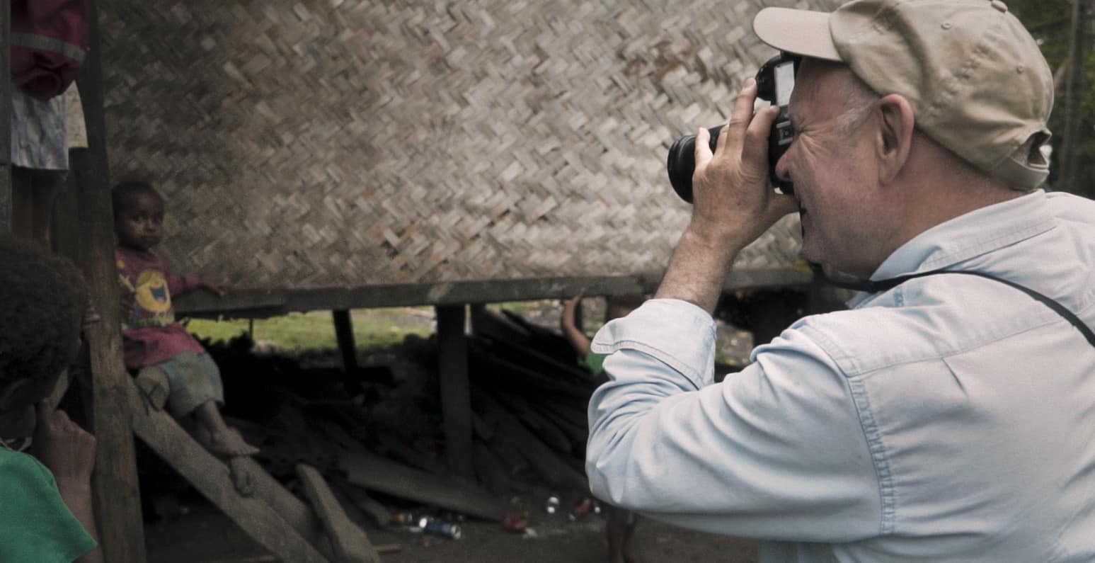 Steve McCurry fotografiando a un niño