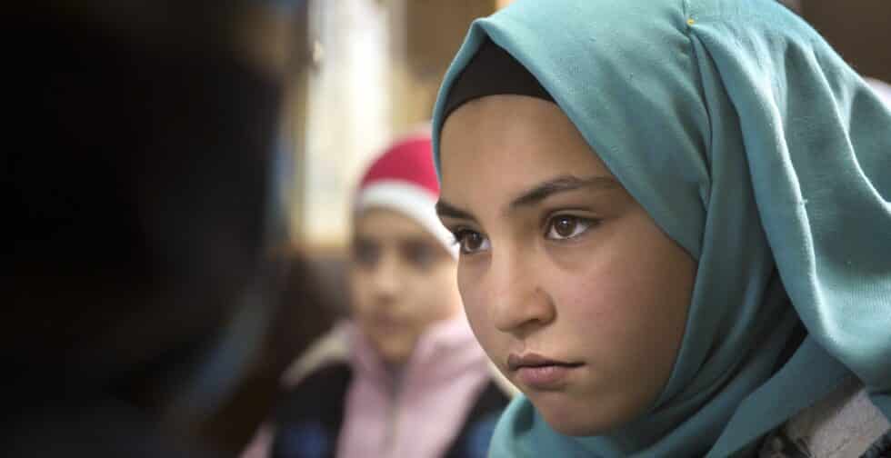 Fotografía retrato de una niña, desde el objetivo de Steve McCurry