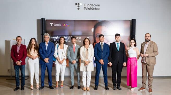 Diferentes autores del ensayo junto con Pablo de Carvajal, secretario general y Asuntos Regulatorios de Telefónica, Carmen Morenés, directora general de Fundación Telefónica y representantes de la LEDU. La brecha digital desempeña un papel decisivo en el acceso a la educación, según el Pacto Digital impulsado por Telefónica y la LEDU.