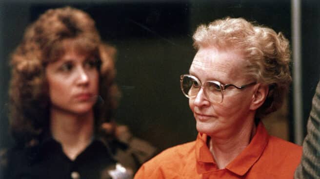 Los grandes asesinos en serie de la historia Dorothea Montalvo Puente comparece para ser acusada en el Tribunal Municipal de Sacramento, California.