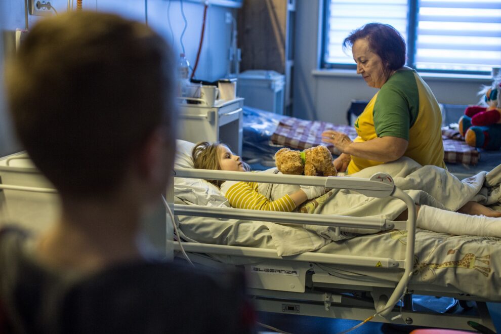 Fundación "la Caixa" apoya con donaciones directas el trabajo sobre el terreno de ACNUR, Cruz Roja y Unicef, y crea un programa para favorecer la acogida de familias de refugiados ucranianos en hogares españoles.