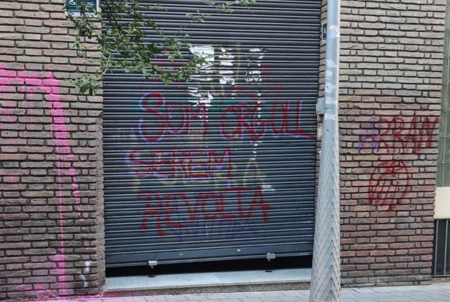 Los jóvenes de la CUP atacan la sede de Vox en Barcelona