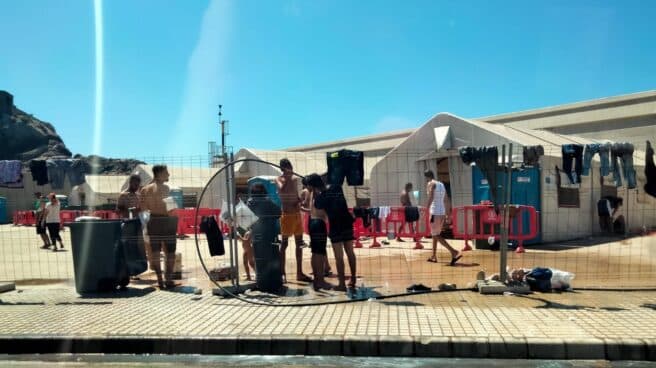 Migrantes en la zona de acogida que se ha habilitado en el puerto de Escombreras, en Cartagena (Murcia).