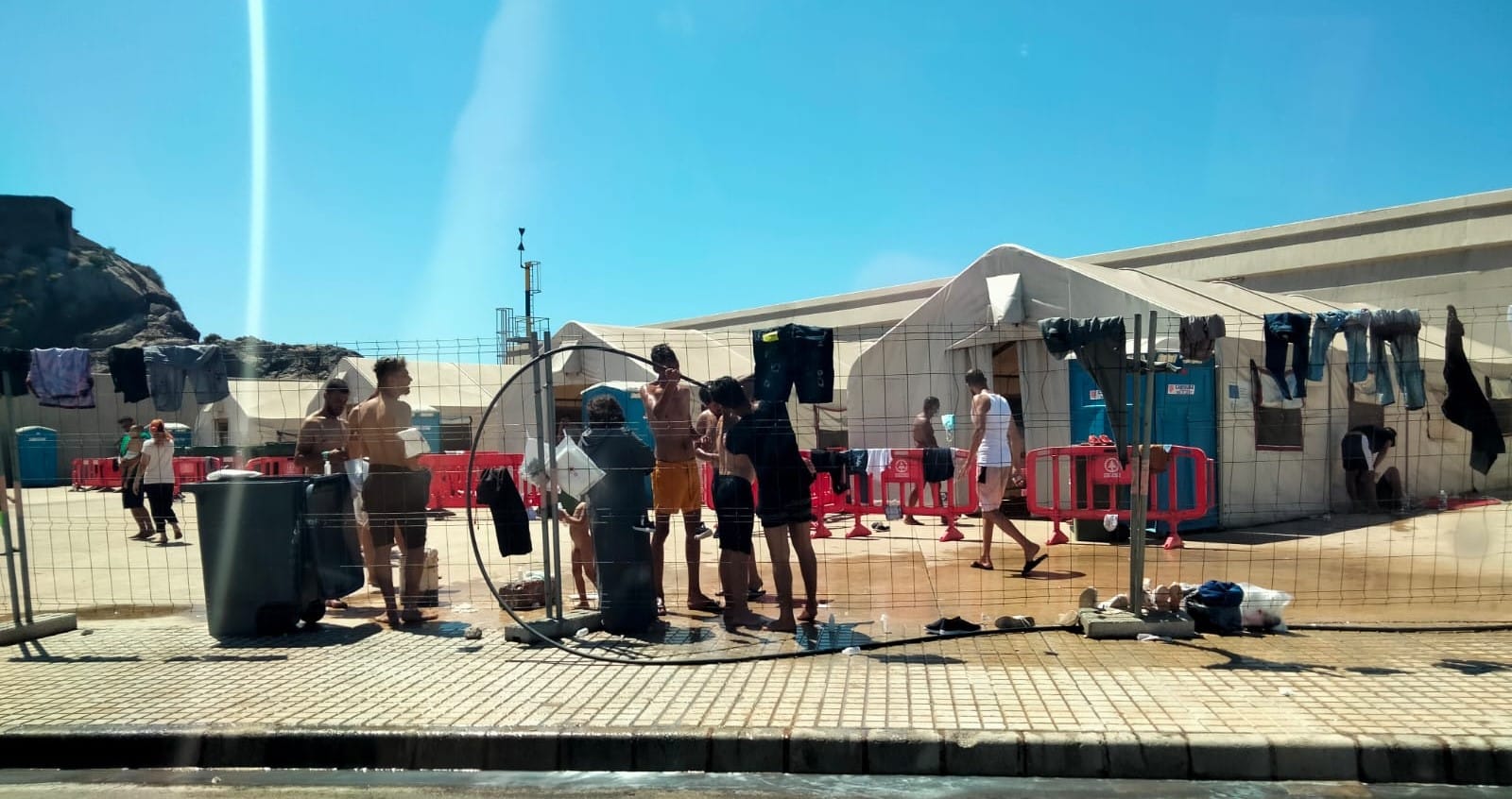 Migrantes en la zona de acogida que se ha habilitado en el puerto de Escombreras, en Cartagena (Murcia).