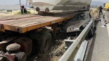 Tres heridos graves en un accidente entre un tráiler y dos coches en la A-1 