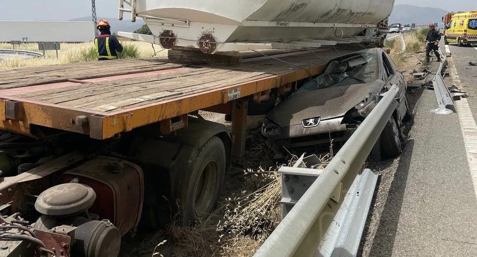 Tres heridos graves en un accidente entre un tráiler y dos coches en la A-1 