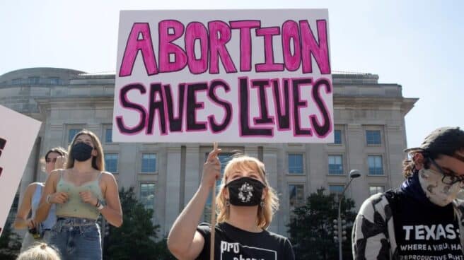 Personas frente al Tribunal Supremos de Estados Unidos protestando por la ley del aborto