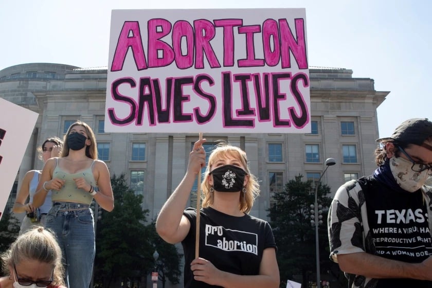 Personas frente al Tribunal Supremos de Estados Unidos protestando por la ley del aborto