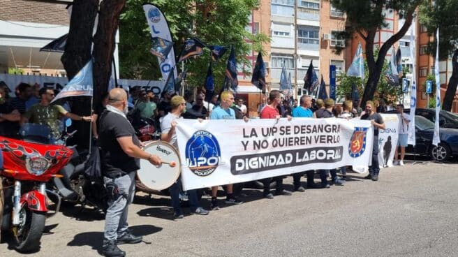 Afiliados de Jupol, este lunes a las puertas del complejo policial de Moratalaz (Madrid).