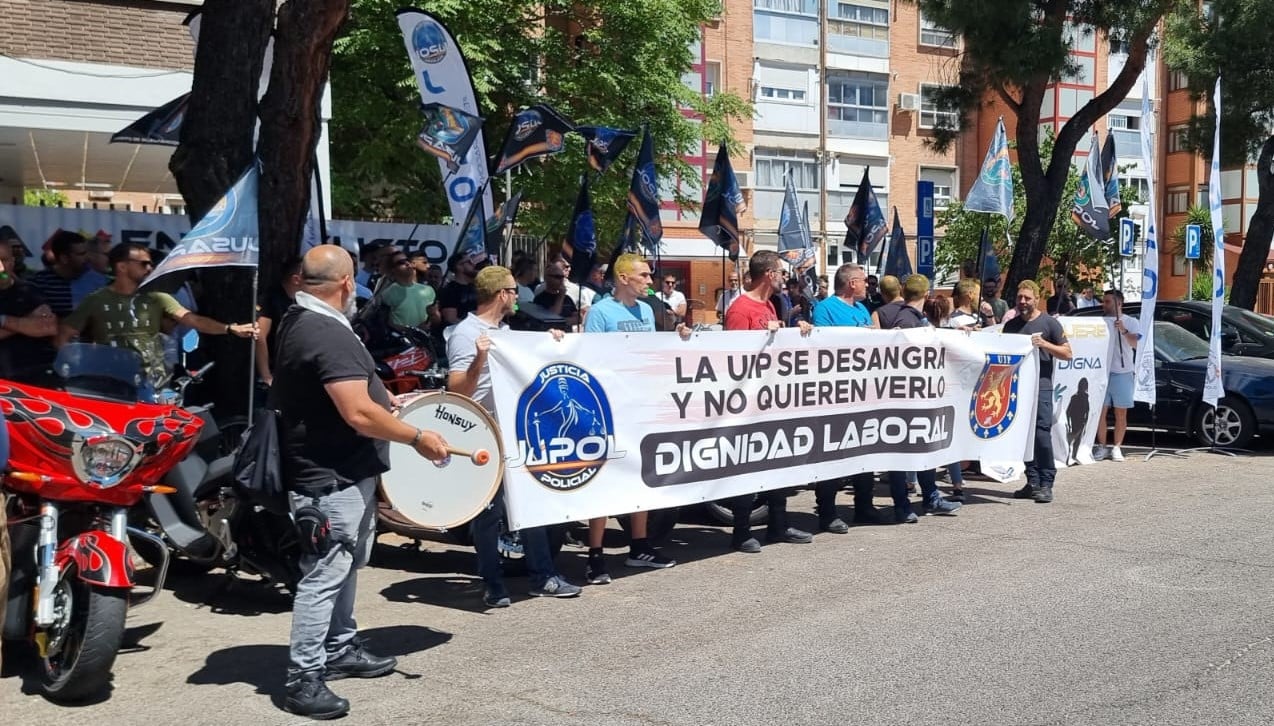 Afiliados de Jupol, este lunes a las puertas del complejo policial de Moratalaz (Madrid).
