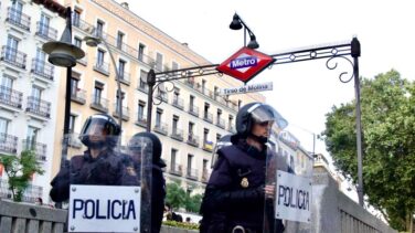 Mucha policía y pocos manifestantes en la marcha anti OTAN de Tirso de Molina