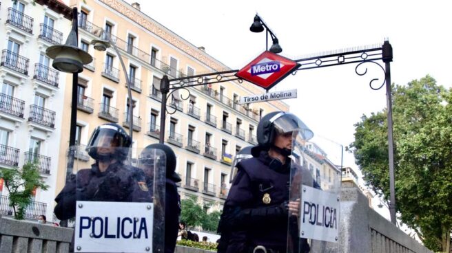 Medio centenar de manifestantes protestan contra la Cumbre de OTAN en Madrid.