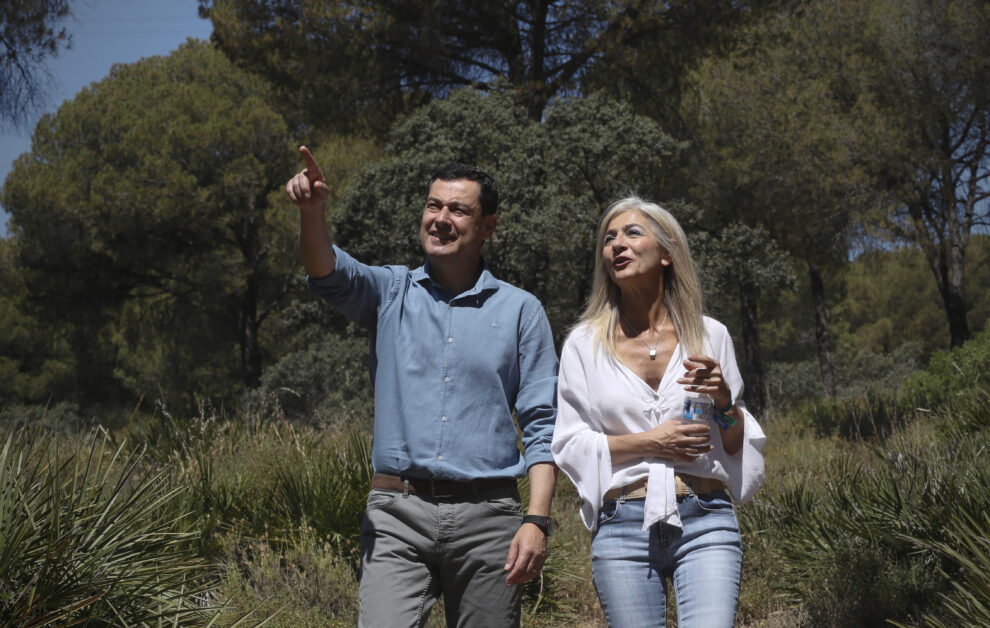  Juanma Moreno  conversa con la candidata número uno del PP de Sevilla a las elecciones andaluzas, Patricia del Pozo, durante su visita a la Dehesa Mallana, en Lora del Río (Sevilla). 