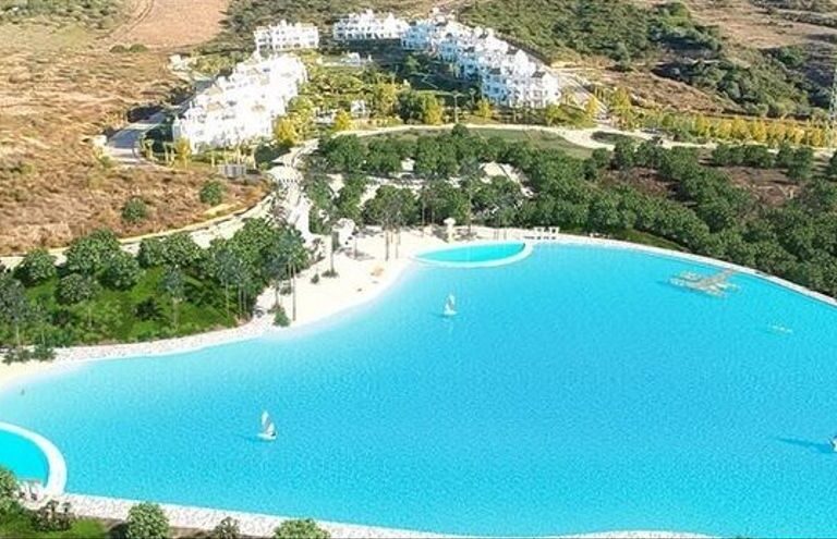 Así es Alcazaba Lagoon, la laguna artificial más grande de Europa, en Málaga