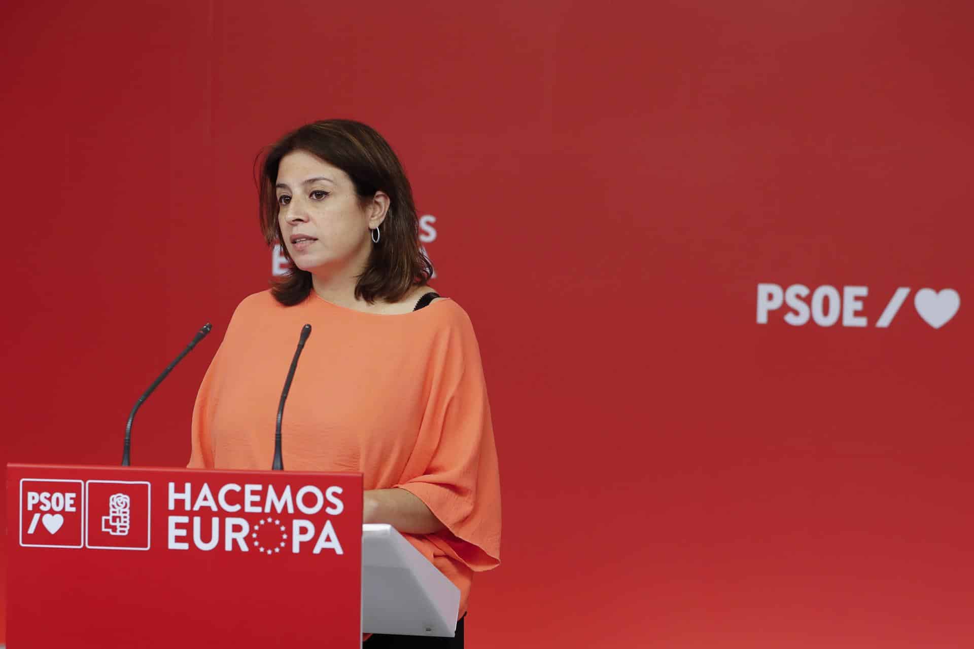 Adriana Lastra, durante una rueda de prensa en Ferraz.