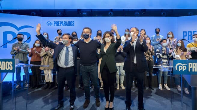 (D-I) Pío García-Escudero; Isabel Díaz Ayuso; Alberto Núñez Feijóo, y José Luis Martínez-Almeida, posan en un encuentro de afiliados (D-I) Pío García-Escudero; Isabel Díaz Ayuso; Alberto Núñez Feijóo, y José Luis Martínez-Almeida, posan en un encuentro de afiliados