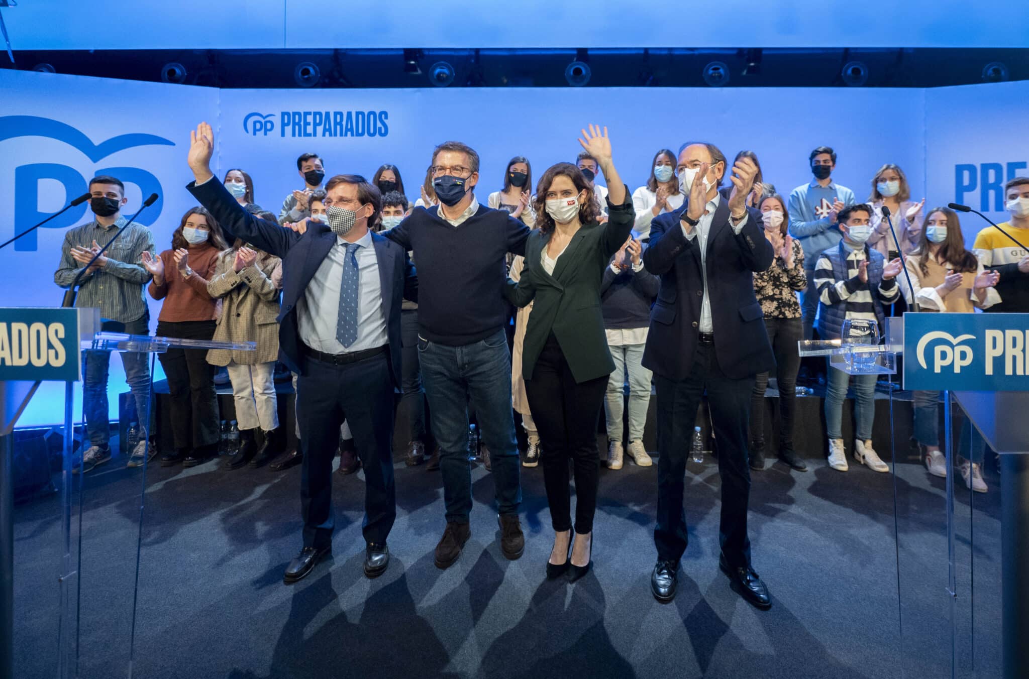 (D-I) Pío García-Escudero; Isabel Díaz Ayuso; Alberto Núñez Feijóo, y José Luis Martínez-Almeida, posan en un encuentro de afiliados