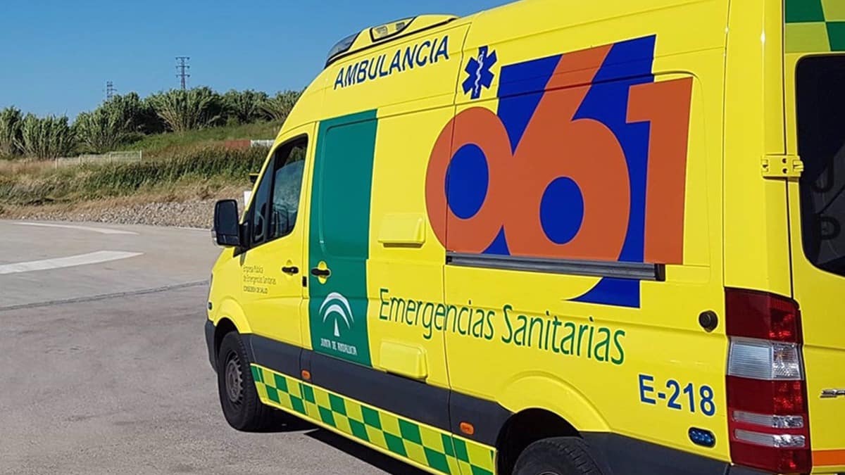 Un hombre muere tras estampar su coche contra una gasolinera en Granada