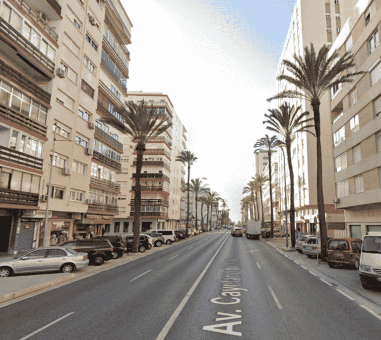 Una plaza para cada 125 residentes: el lío del aparcamiento en la playa de Cádiz