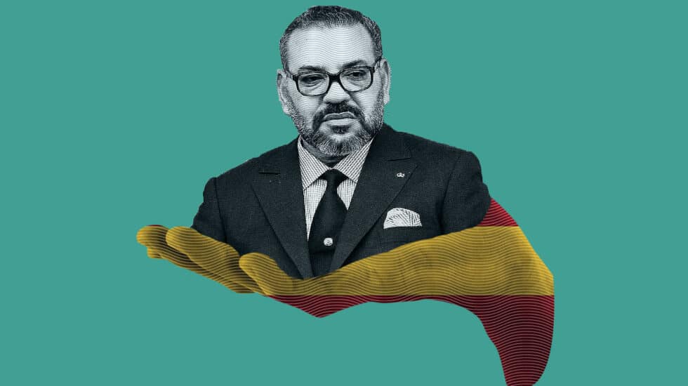 Imagen del rey de Marruecos, Mohamed VI sobre una mano que tiene la bandera de España