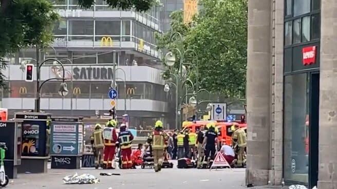 Los servicios de emergencia atienden a las víctimas del atropello múltiple en Berlín