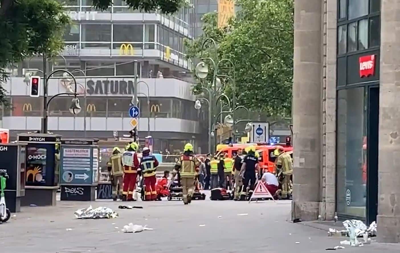 Los servicios de emergencia atienden a las víctimas del atropello múltiple en Berlín