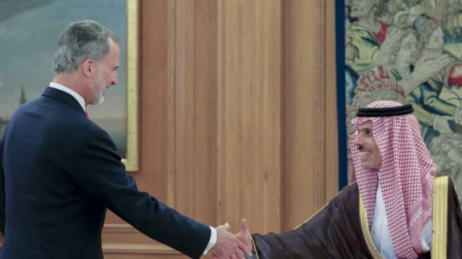 El ministro de Asuntos Exteriores de Arabia Saudí, Faisal bin Farhan Al Saud, es recibido en audiencia por el rey Felipe VI