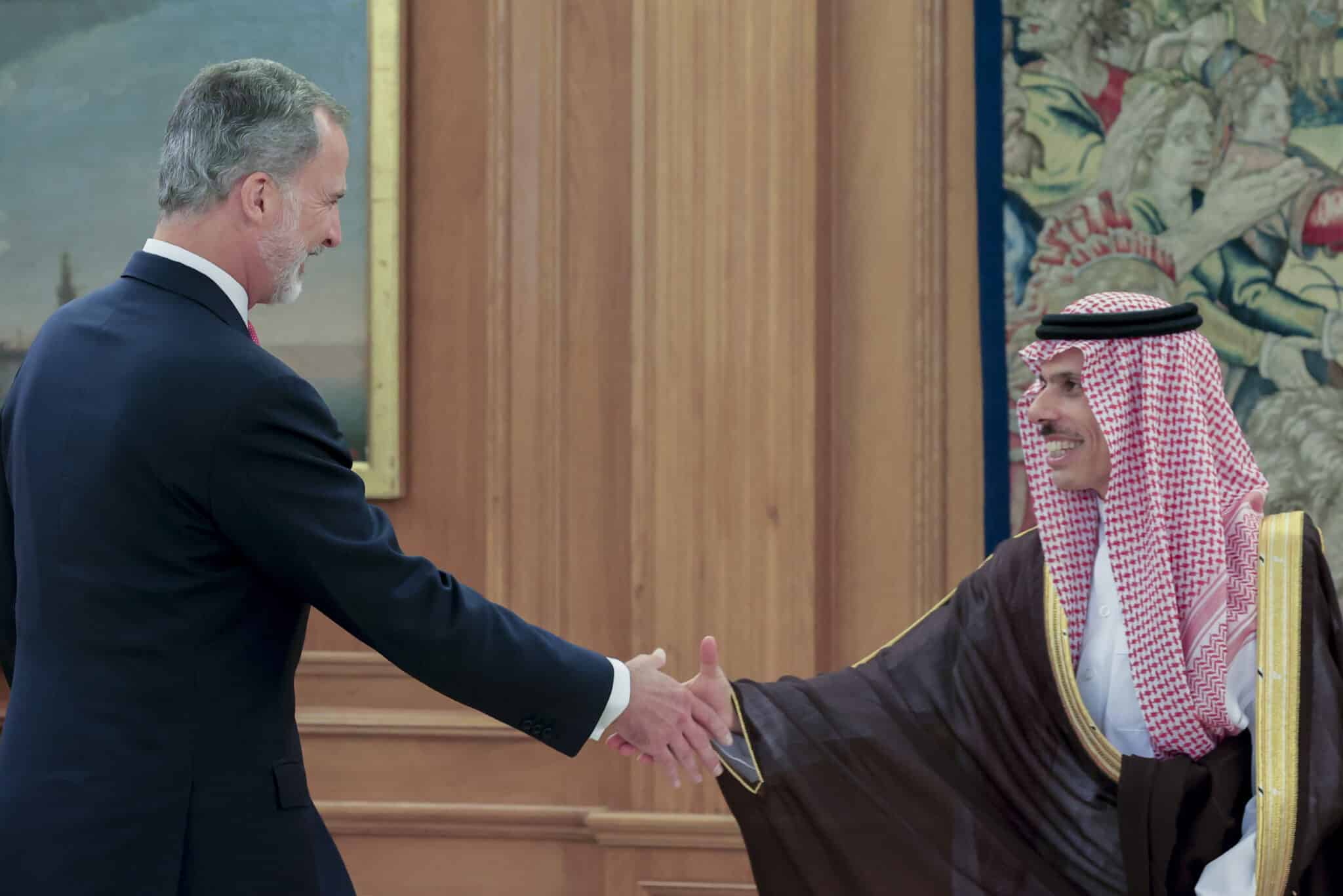 El ministro de Asuntos Exteriores de Arabia Saudí, Faisal bin Farhan Al Saud, es recibido en audiencia por el rey Felipe VI