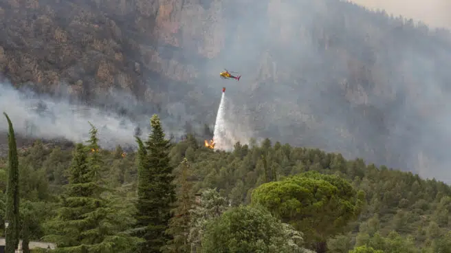 Tres incendios arrasan 1.100 hectáreas en Cataluña y amenazan 20.000 más