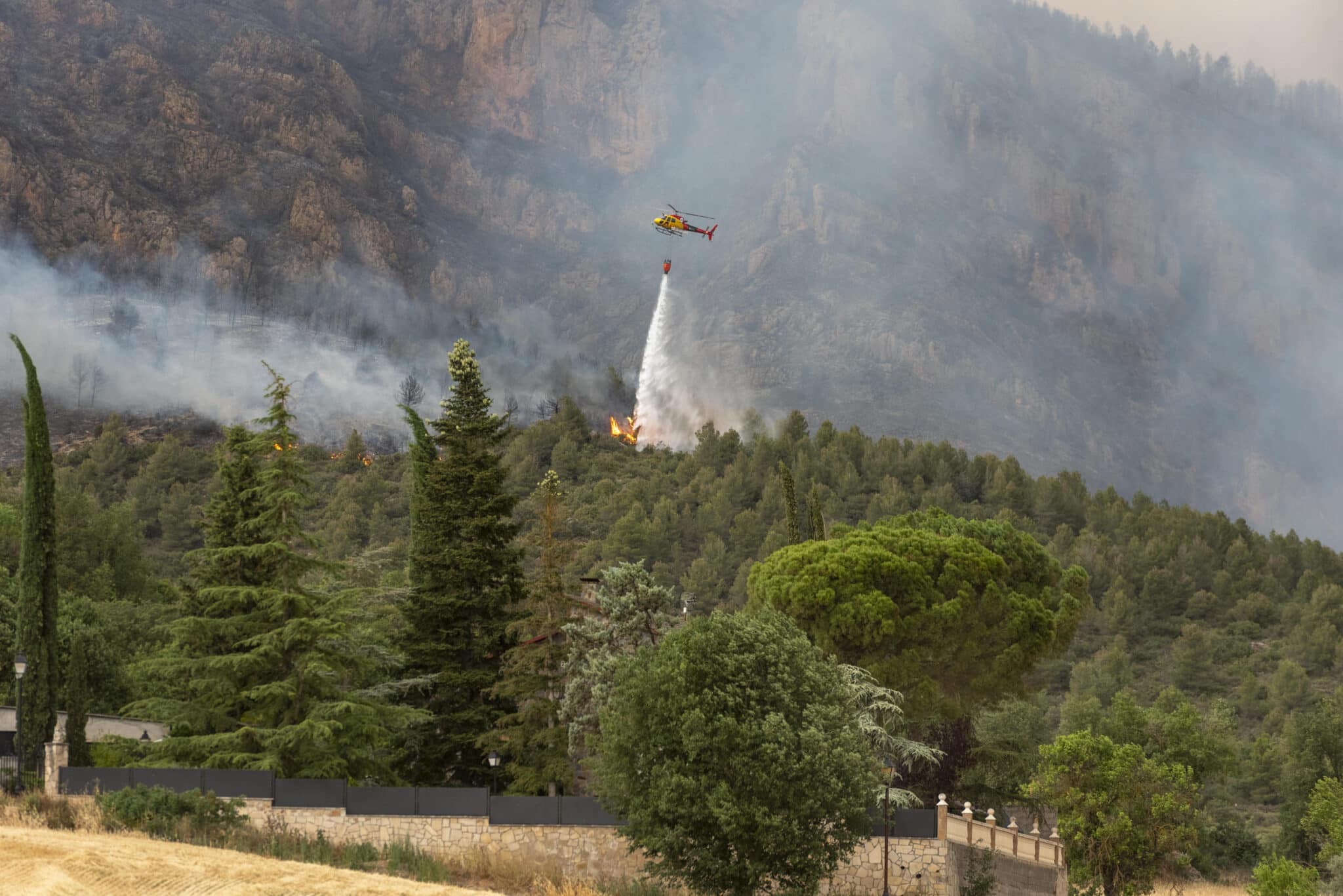 Tres incendios arrasan 1.100 hectáreas en Cataluña y amenazan 20.000 más