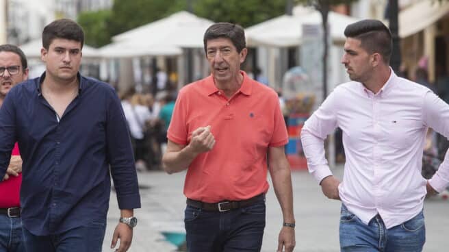 Elecciones Andalucía: Juan Marín se dirige a votar en Sanlúcar junto a sus dos hijos.