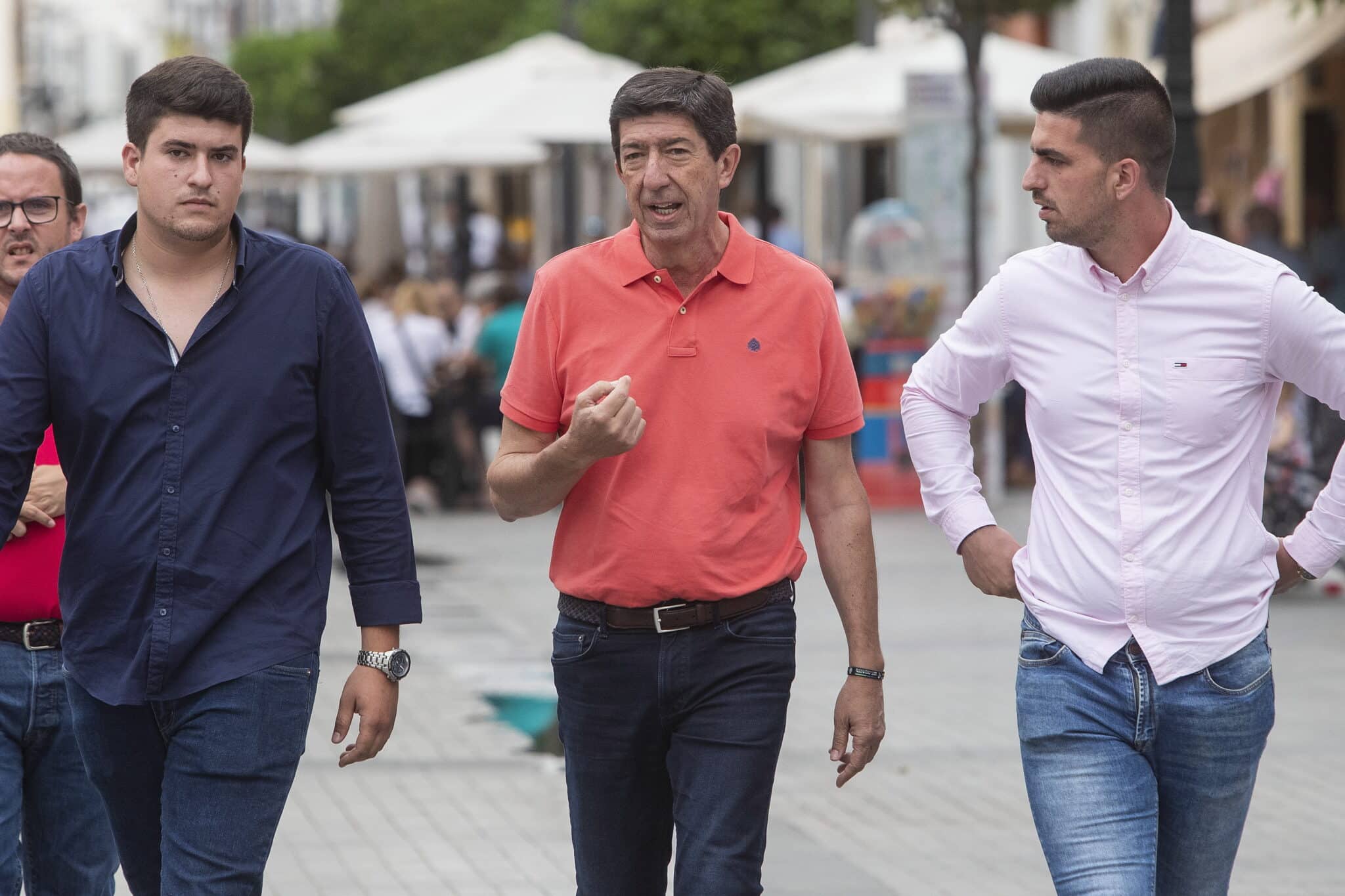 Elecciones Andalucía: Juan Marín se dirige a votar en Sanlúcar junto a sus dos hijos.