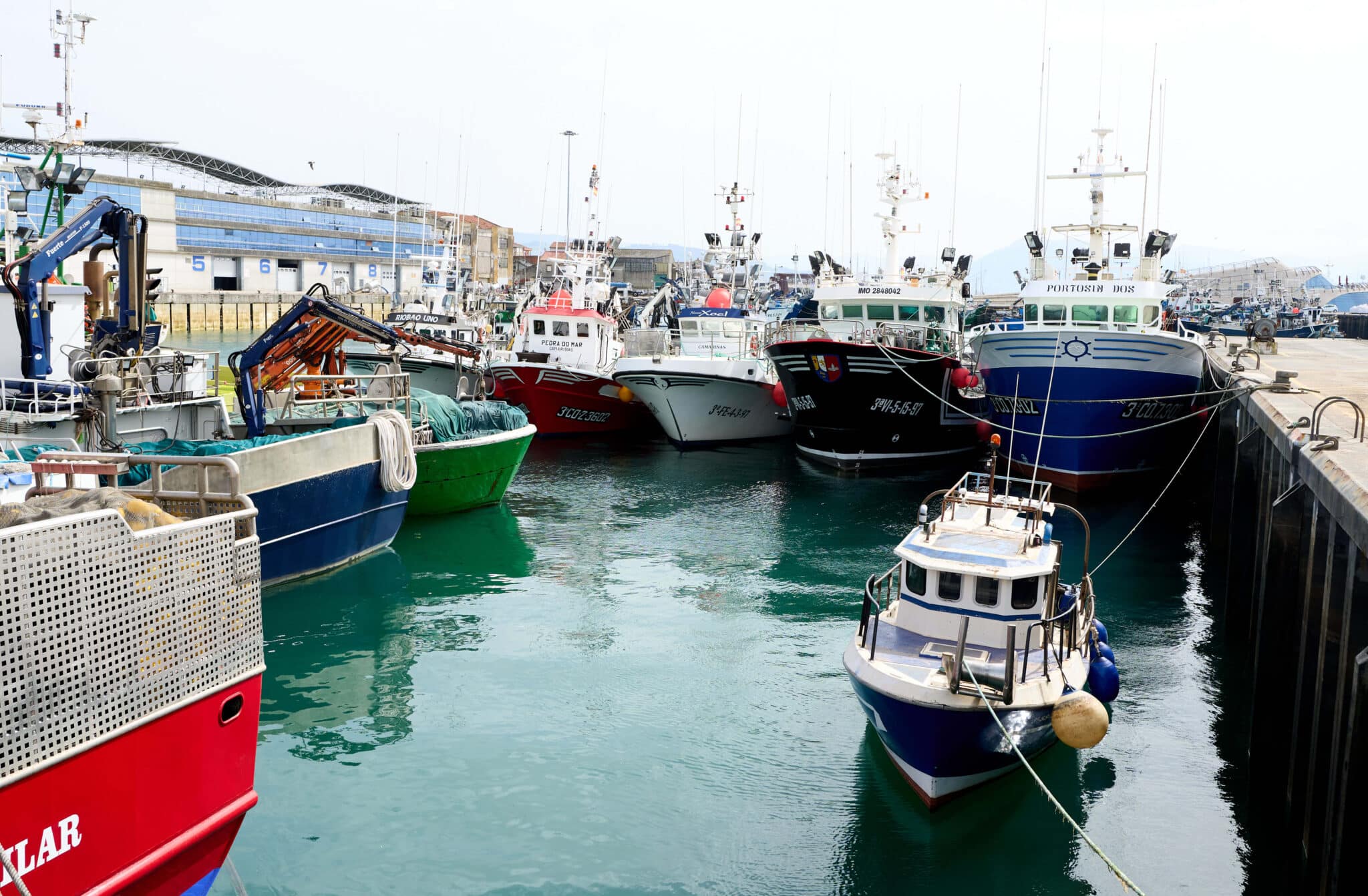 Barcos amarrados en el puerto de Santoña, el pasado mes de marzo.
