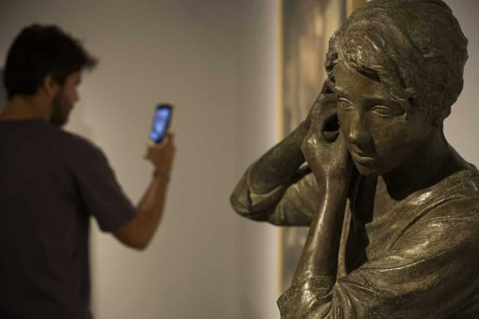Escultura de Julio López, 'Marcela poniéndose un pendiente' que forma parte de la exposición 'Infinita realidad', organizada por la Fundación Ibercaja y que acoge el Museo Goya de Zaragoza