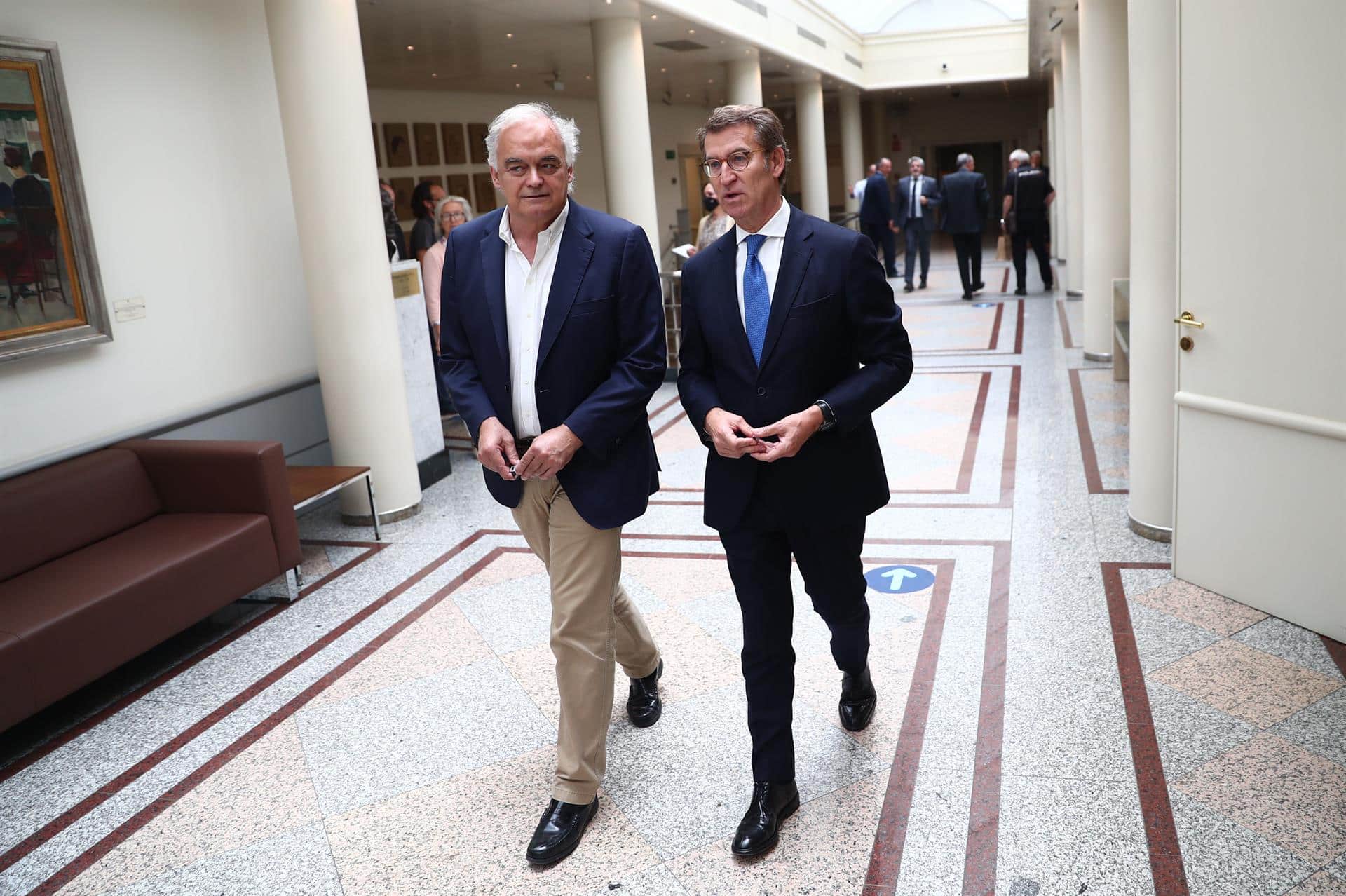 El presidente del PP, Alberto Núñez Feijóo (i), junto a vicesecretario de Política Institucional, Esteban González Pons (d), en el Senado.