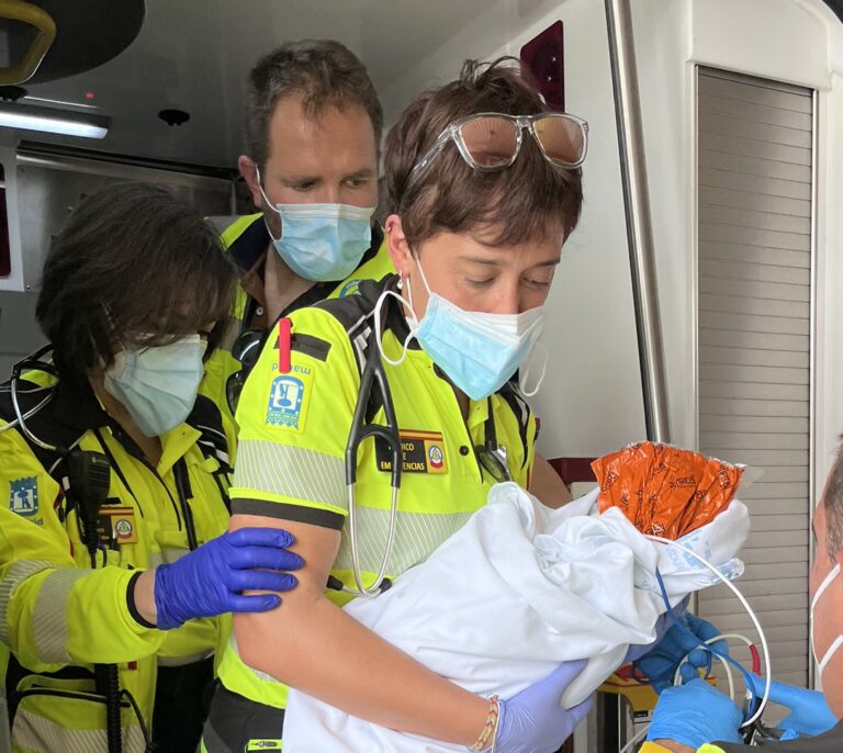 Encuentran a un recién nacido abandonado en una manta y con signos de hipotermia en Aluche