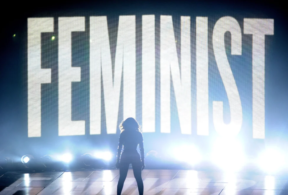 Beyoncé en los VMA 2014 con la palabra Feminist en la pantalla