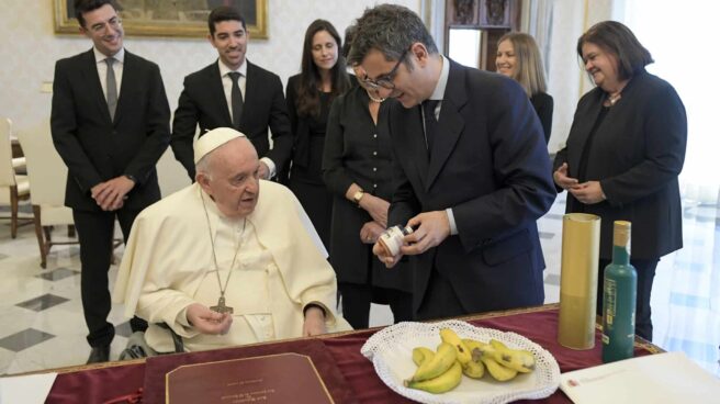 bolaños-papa-francisco-platanos El papa Francisco y el ministro Félix Bolaños, durante su audiencia en el Vaticano.