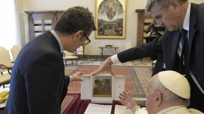 Félix Bolaños entrega un obsequio al Papa Francisco en el Vaticano.