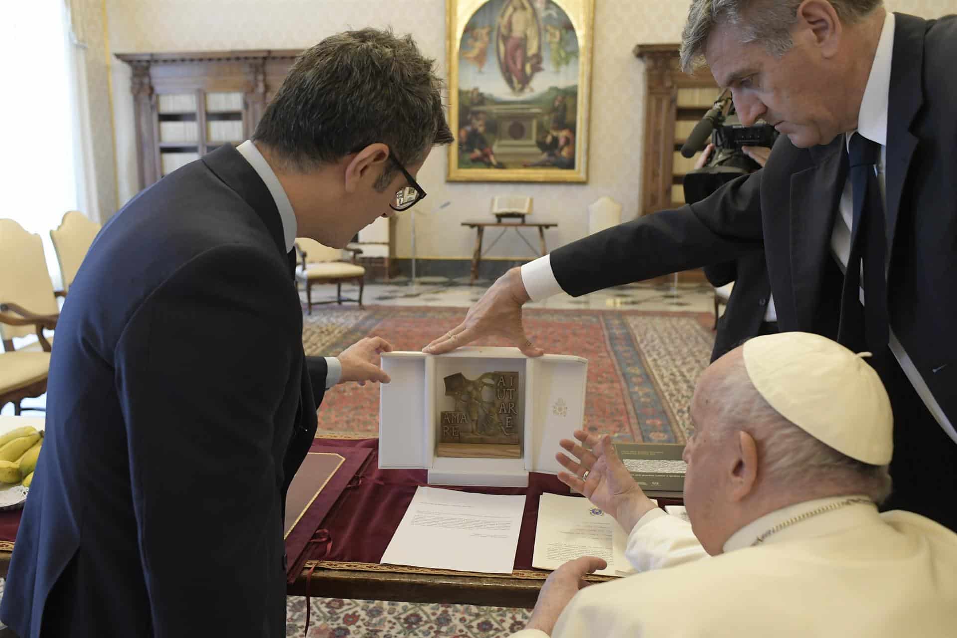 Félix Bolaños entrega un obsequio al Papa Francisco en el Vaticano.