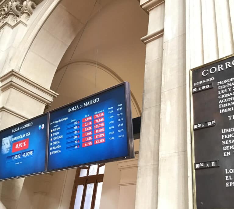 La subida de tipos asusta a los mercados: se hunden las bolsas y se disparan las primas de riesgo