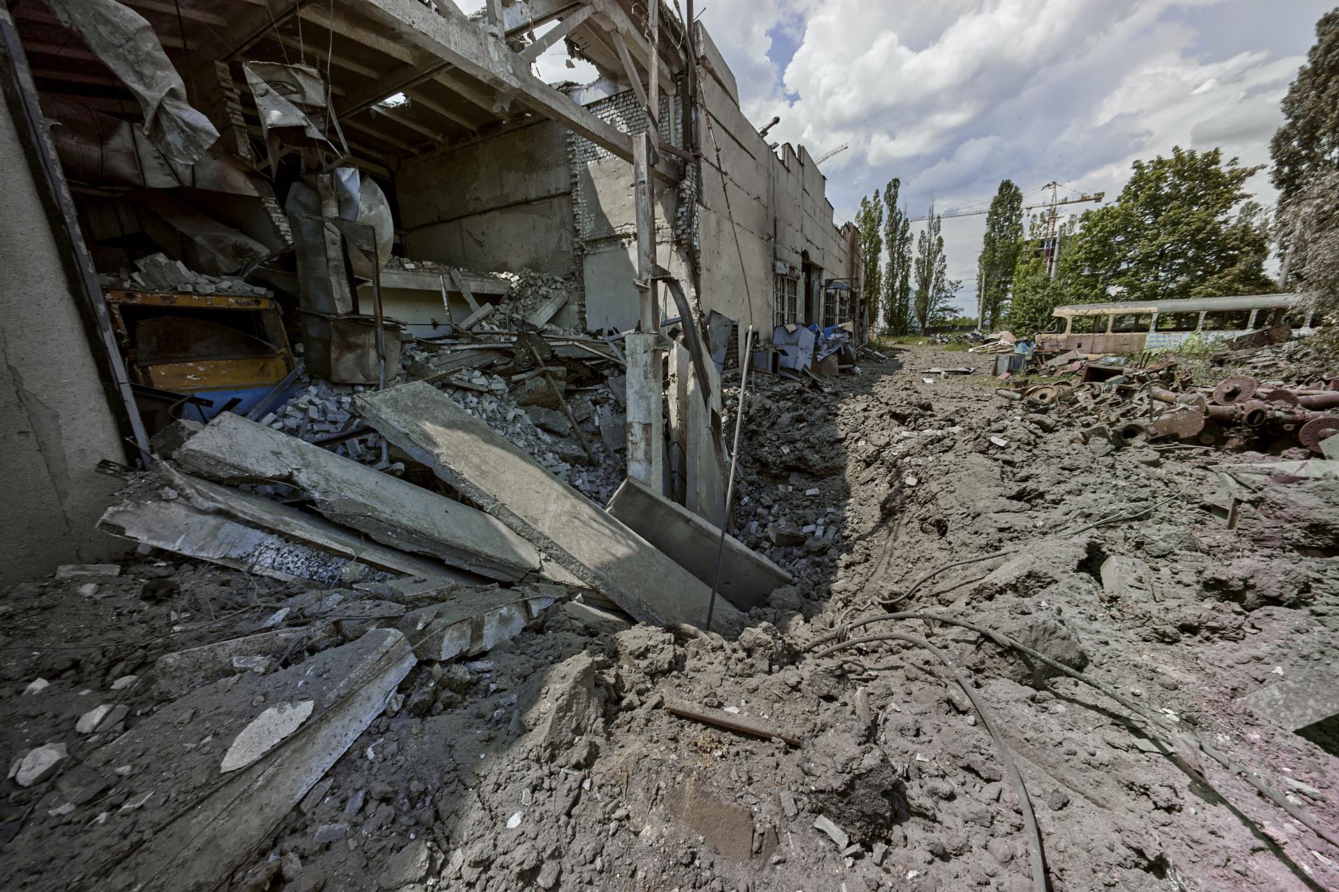 Un depósito de tranvías destruido por un bombardeo en Járkov el pasado sábado