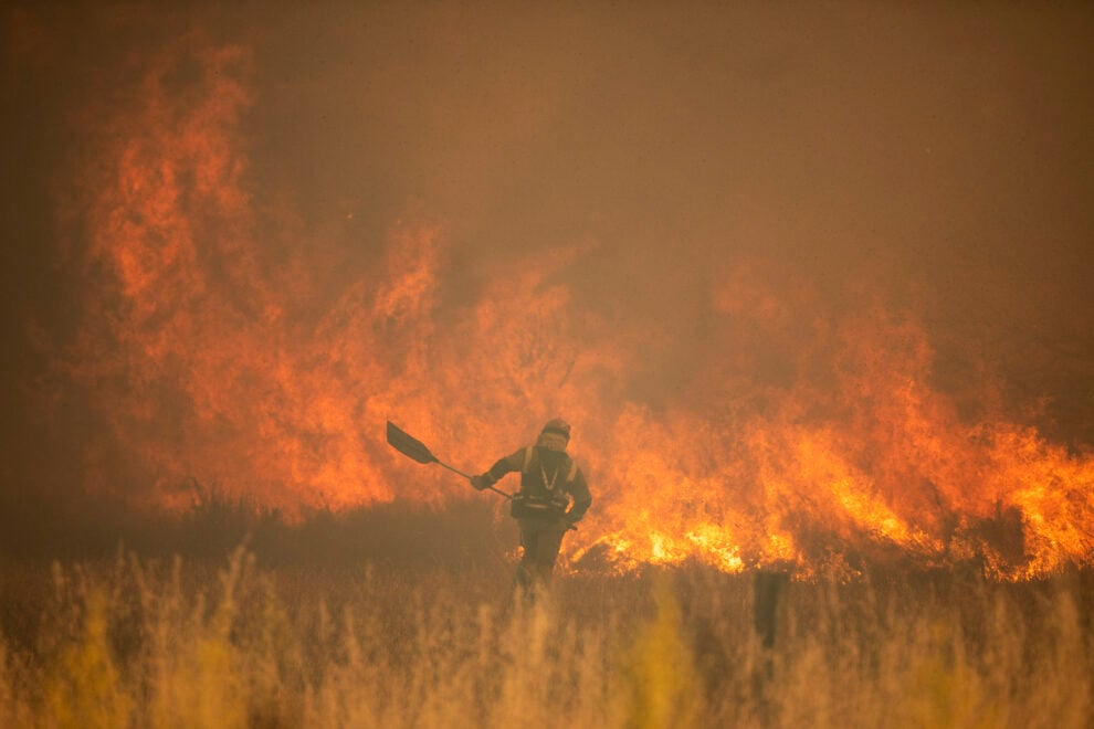 Un bombero lucha contra las llamas durante el brutal incendio de la Sierra de la Culebra en Zamora.