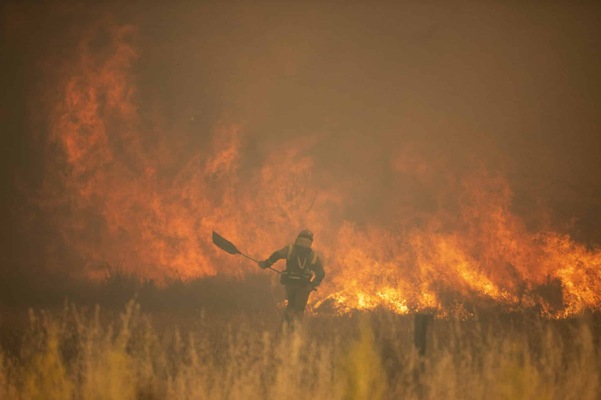 Un bombero lucha contra las llamas durante el brutal incendio de la Sierra de la Culebra en Zamora.