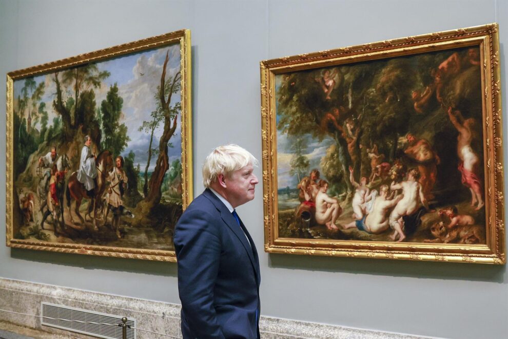 Boris Johnson, solo por los pasillos del Prado.